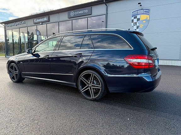 Mercedes-Benz E220 3 of 5