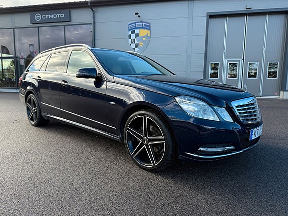 Mercedes-Benz E220 4 of 5