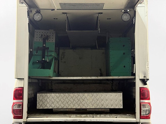Toyota HiLux 11 of 23