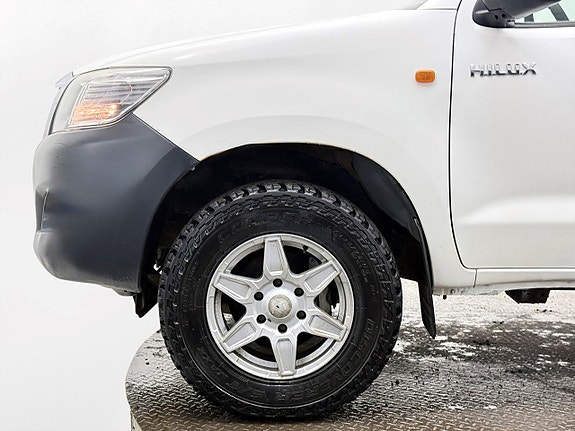 Toyota HiLux 10 of 23