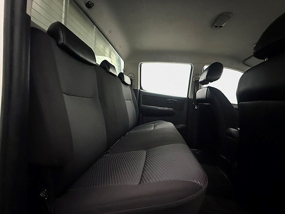 Toyota HiLux 14 of 23