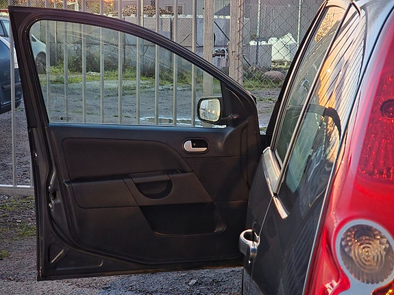 Ford Fiesta 15 of 26