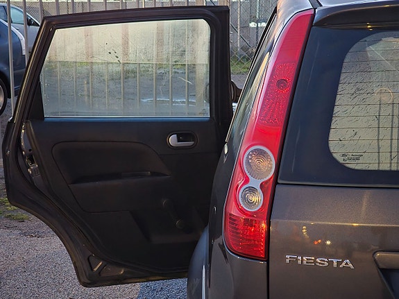 Ford Fiesta 21 of 26