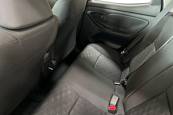 Toyota Yaris 12 of 17