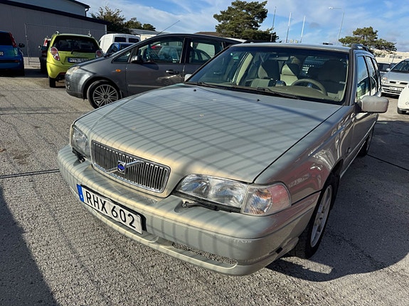 Volvo V70 8 of 27