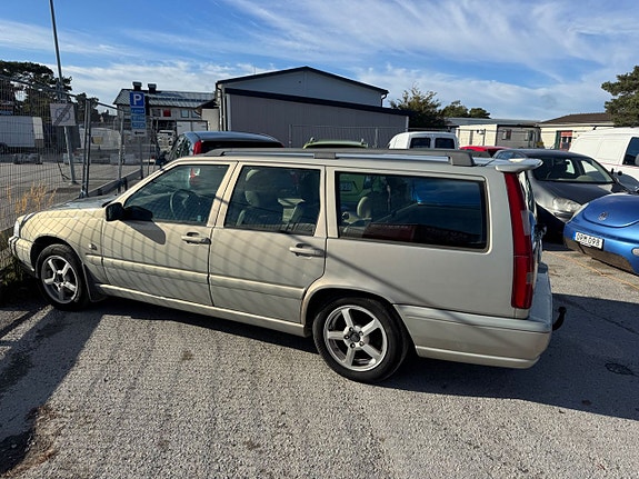 Volvo V70 2 of 5
