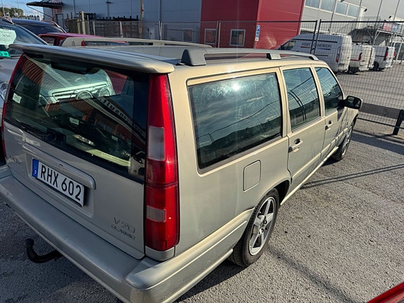 Volvo V70 3 of 5