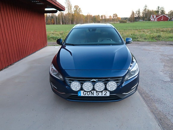 Volvo V60 2 of 5
