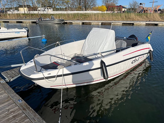 Vi köper din båt innan upptagning och förvaring.