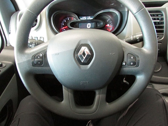Renault Trafic 12 of 16