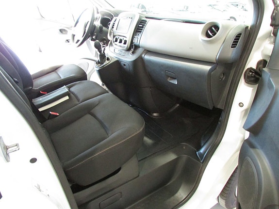 Renault Trafic 10 of 16