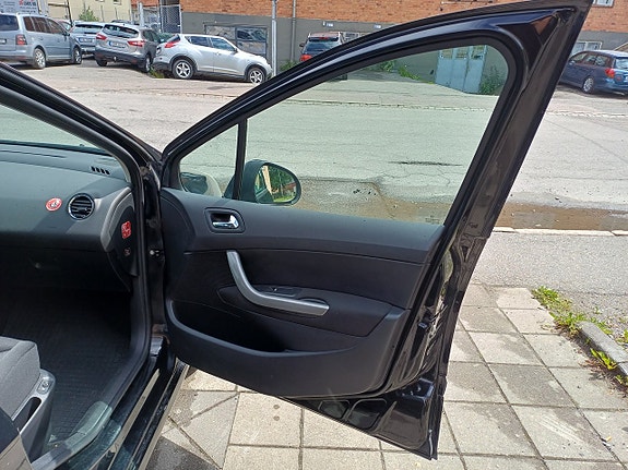 Peugeot 308 SW 17 of 21