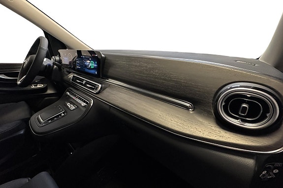 Mercedes-Benz V300 9 of 23