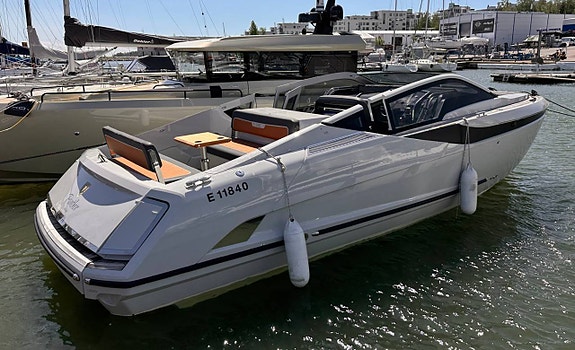 Fairline F//LINE 33 -2020 nu till salu 2 of 12