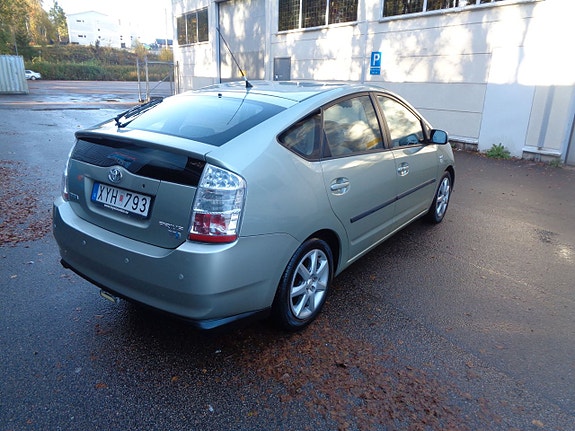Toyota Prius 4 of 5