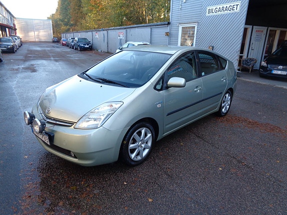 Toyota Prius 2 of 5