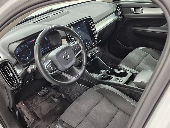 Volvo XC40 2 of 5