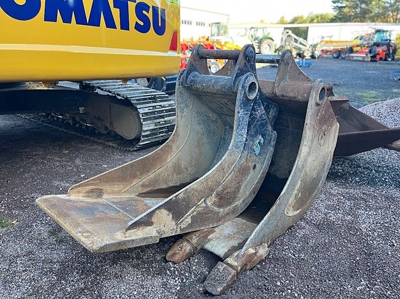 Komatsu PC 240 LC-11E0 12 of 13