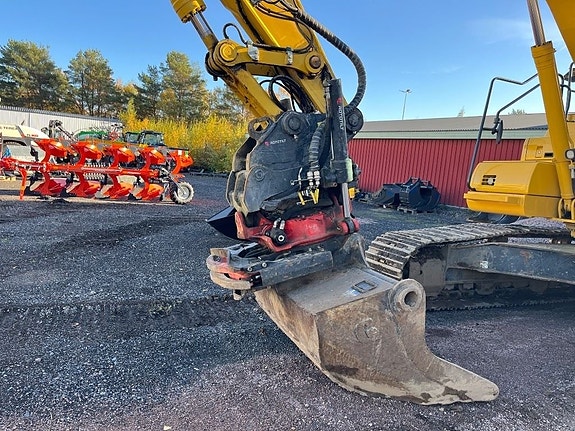 Komatsu PC 240 LC-11E0 8 of 13