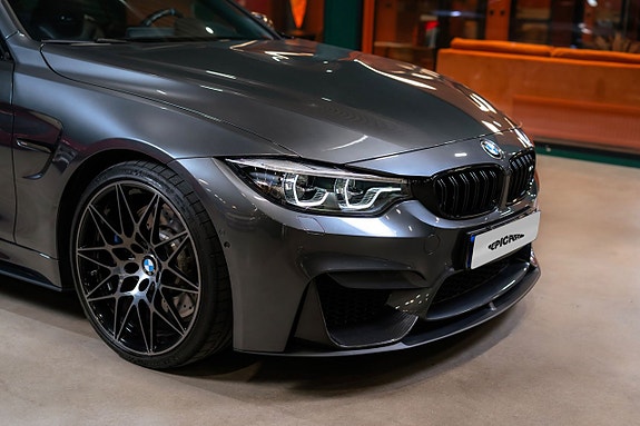 BMW M4 3 of 5
