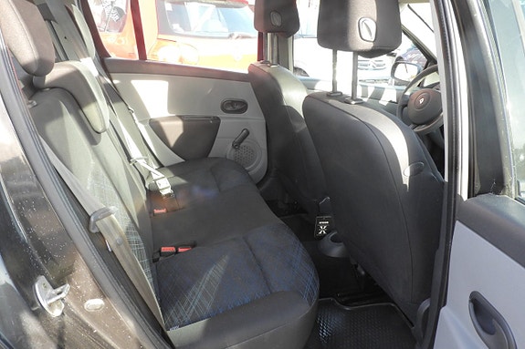 Renault Clio 14 of 18