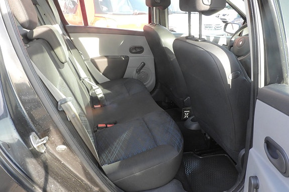 Renault Clio 11 of 18