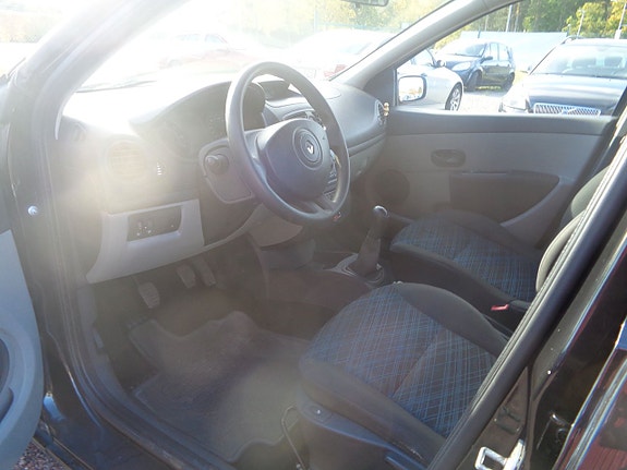 Renault Clio 14 of 16