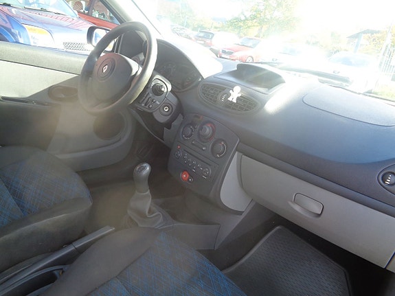 Renault Clio 9 of 16