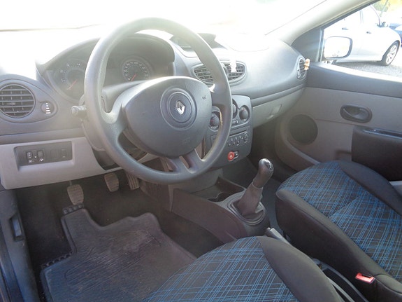 Renault Clio 15 of 16