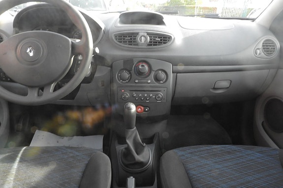Renault Clio 17 of 18