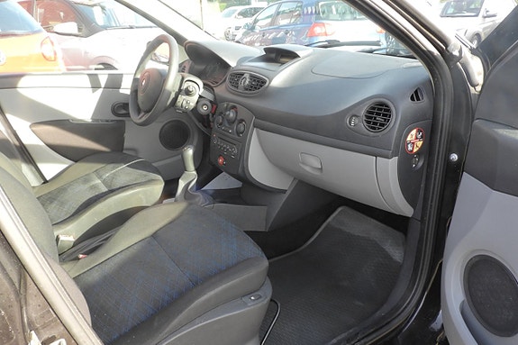 Renault Clio 10 of 18