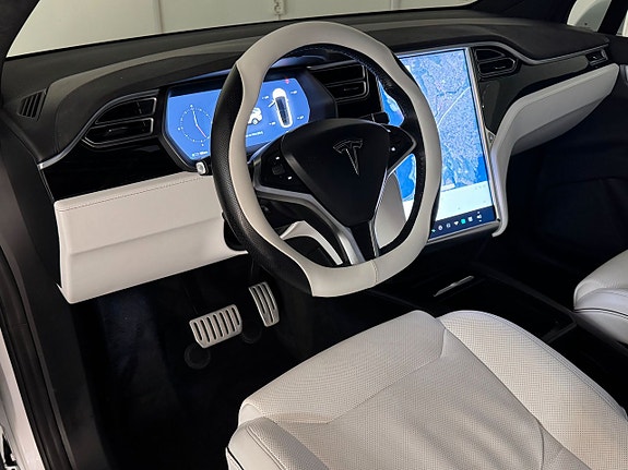 Tesla Model X 10 of 23
