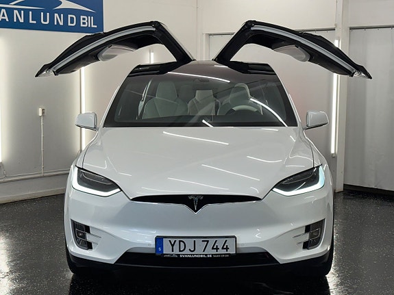 Tesla Model X 4 of 5