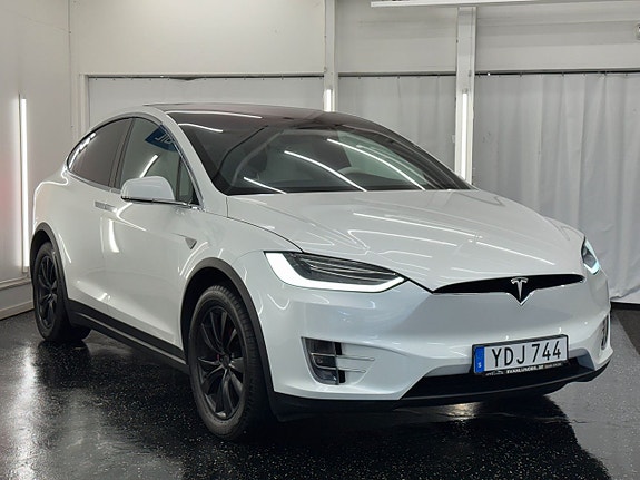 Tesla Model X 3 of 5