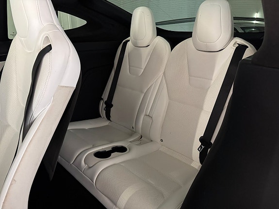 Tesla Model X 16 of 23