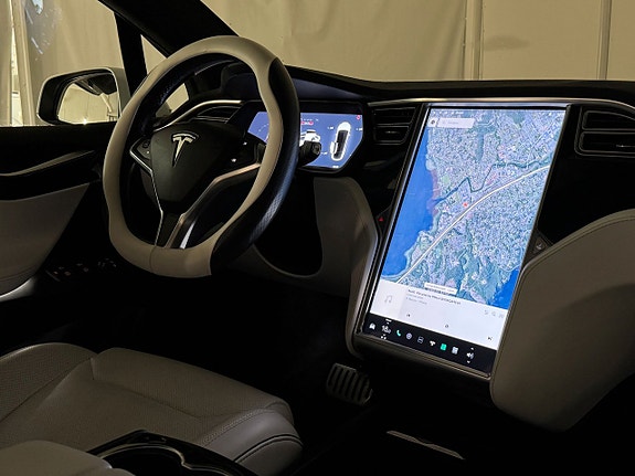 Tesla Model X 12 of 23