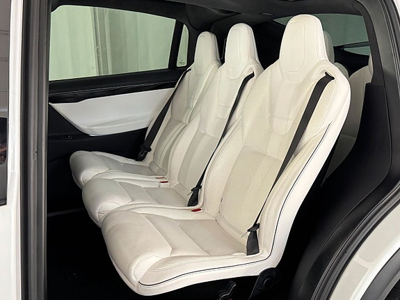 Tesla Model X 15 of 23