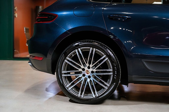 Porsche Macan 4 of 24