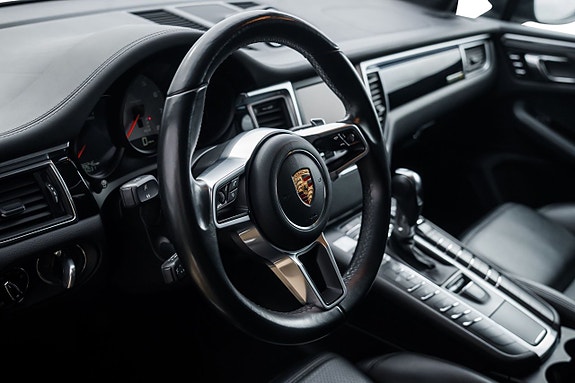 Porsche Macan S 11 of 26