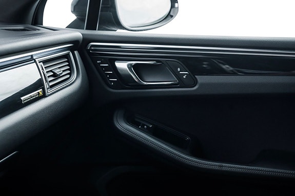 Porsche Macan S 18 of 26