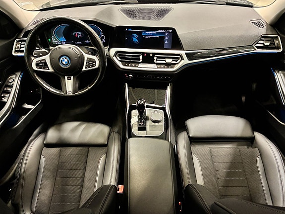 BMW 330e 19 of 28