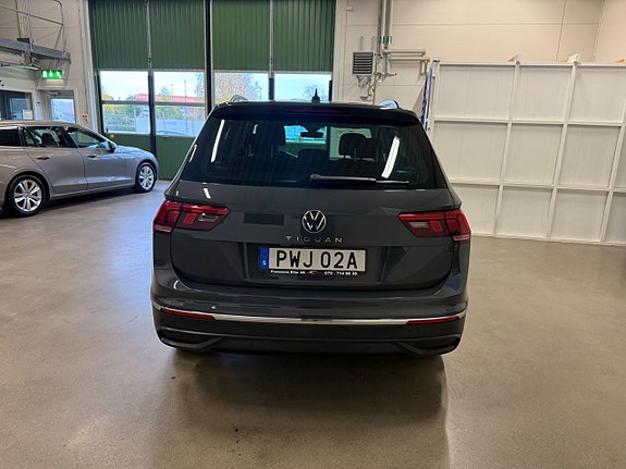 Volkswagen Tiguan 2 of 5