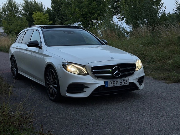 Mercedes-Benz E220 2 of 10