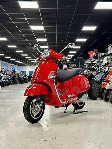 Vespa GTS 300 SUPER ROSSO