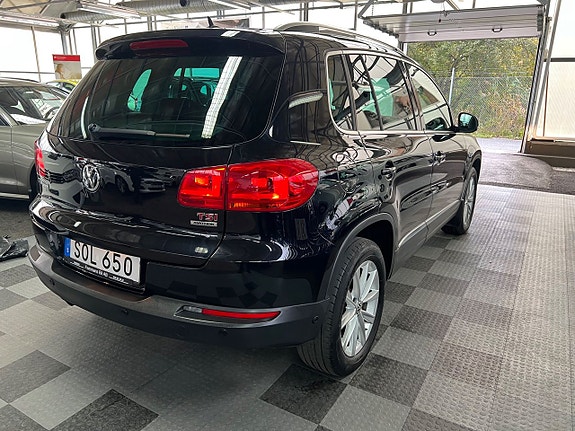 Volkswagen Tiguan 2 of 5