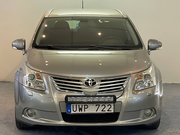 Toyota Avensis 2 of 5