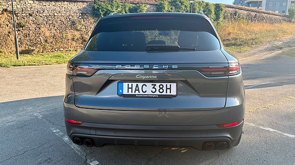 Porsche Cayenne 4 of 11