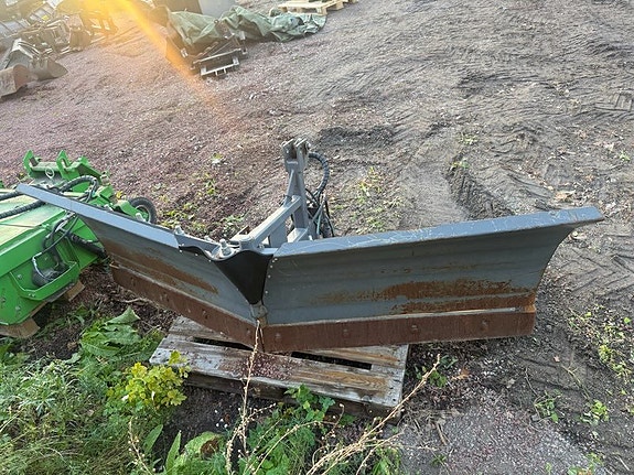 Vikplog 240 cm och sandspridare 500 liter, årsm 2021