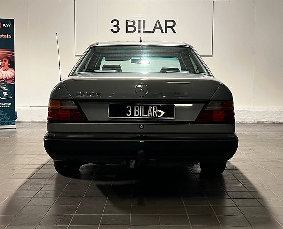 Mercedes-Benz 300 E 7 of 17