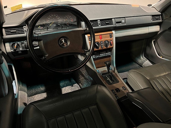 Mercedes-Benz 300 E 9 of 17